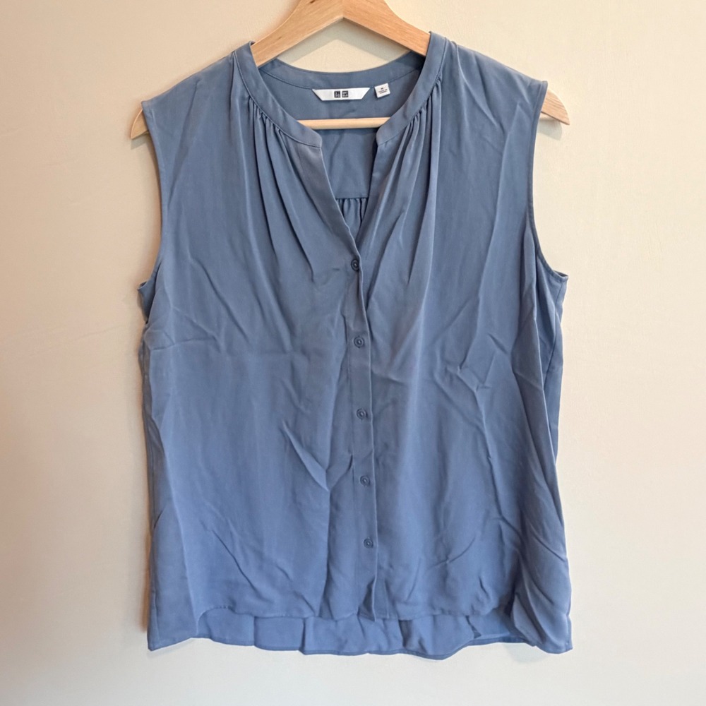 Uniqlo Womens Medium Blue Sleeveless V-Neck Button Down Rayon Blouse 426163